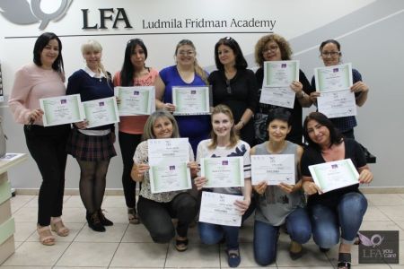 קוסמטיקאית בכירה